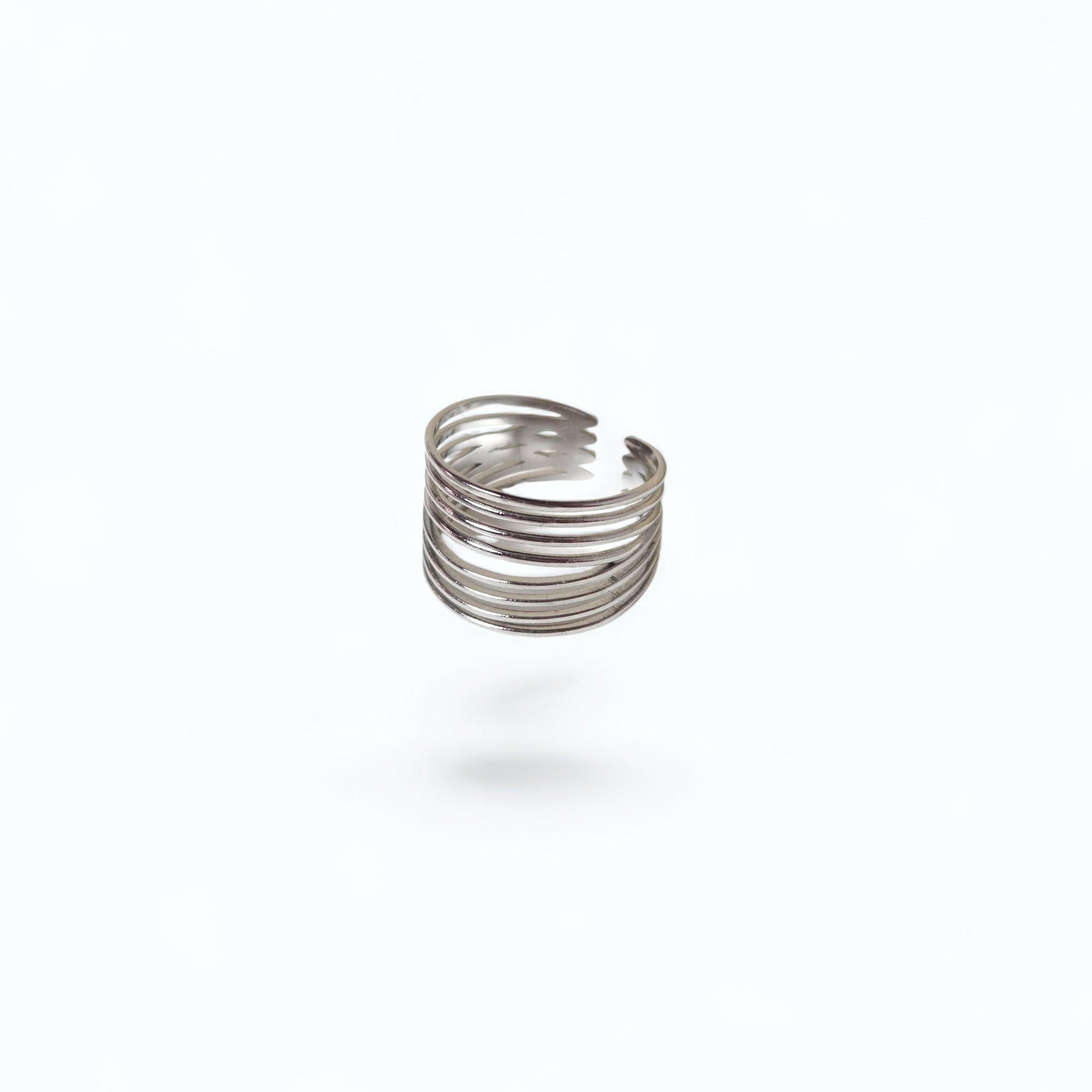 Bague ANOË Lyra vue de près, acier inoxydable argenté à finition miroir.