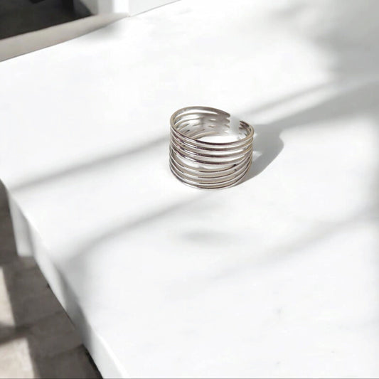 Détail de la bague Lyra ANOË, anneaux argentés design moderne