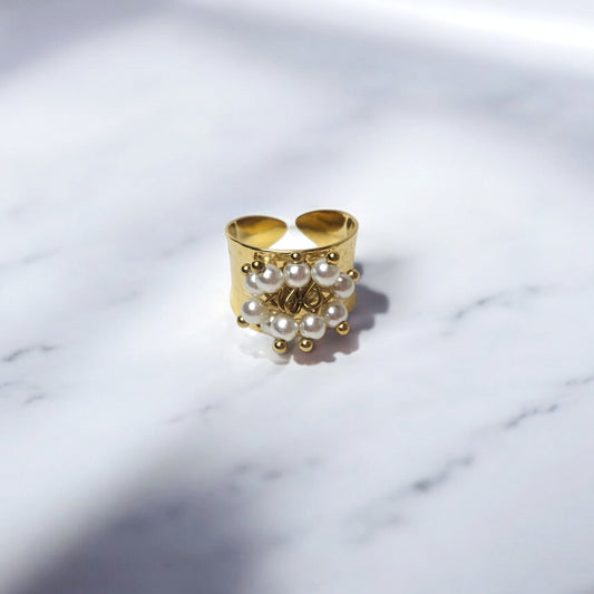 Bague Élyra ANOË en acier inoxydable doré, ornée de perles nacrées, bijou élégant et ajustable pour femme.