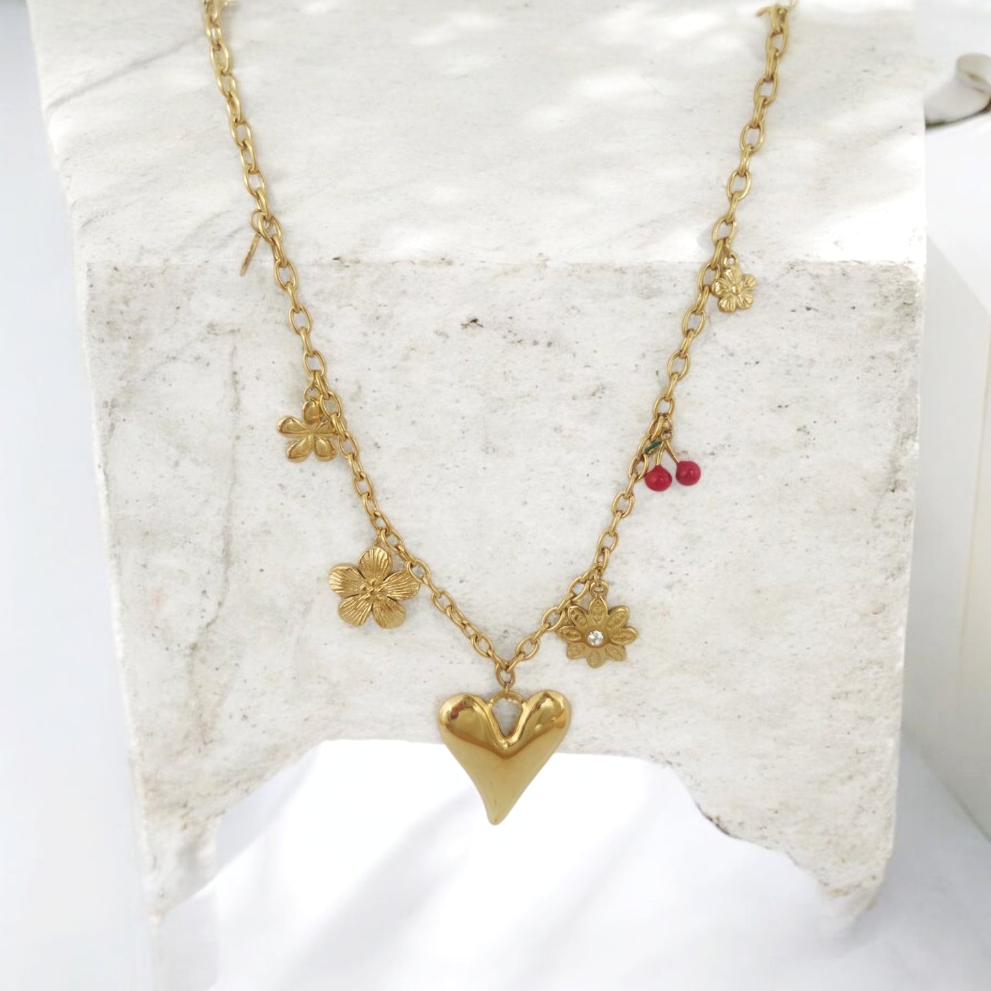 Collier Amara ANOË en acier inoxydable doré, orné de fleurs et d’un pendentif cœur, bijou féminin et raffiné.