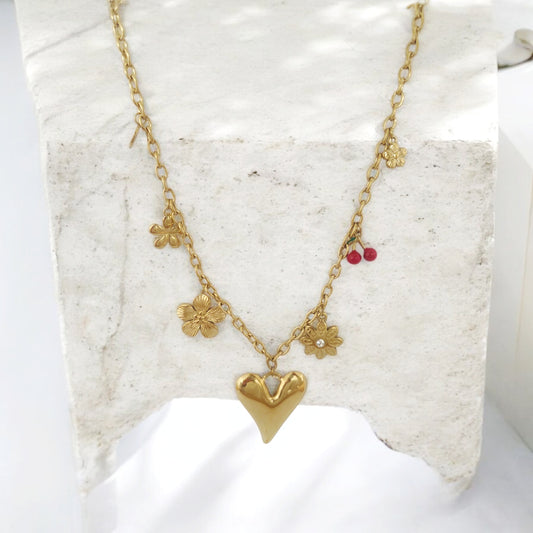 Collier Amara ANOË en acier inoxydable doré, orné de fleurs et d’un pendentif cœur, bijou féminin et raffiné.