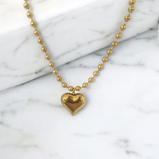 Détail pendentif cœur doré poli – Collier Cora